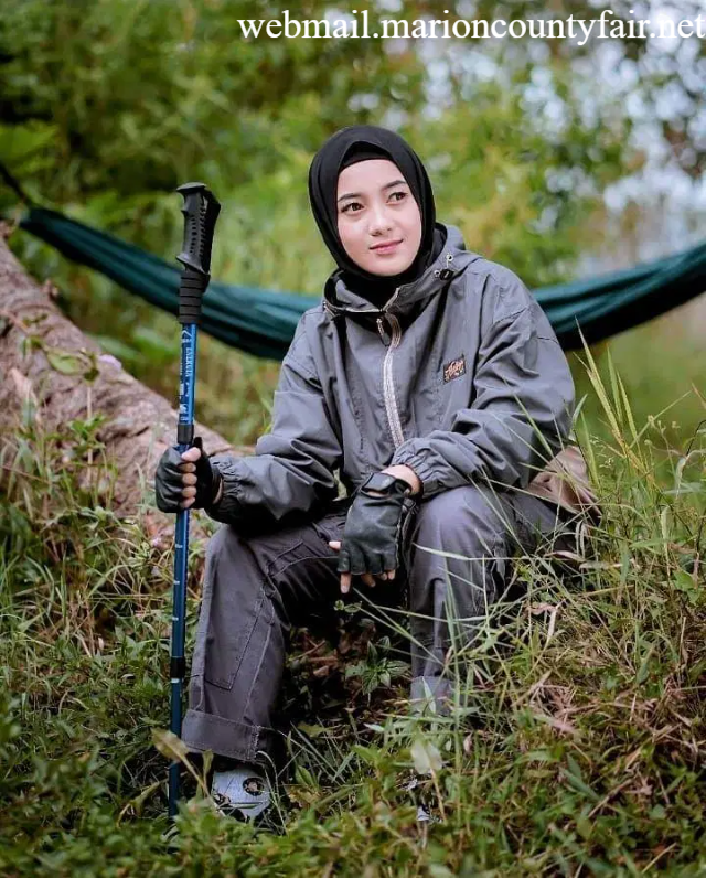 16 Outfit Naik Gunung Wanita Hijab Simpel & Keren
